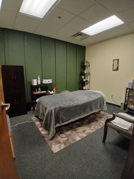 More Photos Of 819 Schelfhout Ln, Kimberly Storefront Retail Office For Lease