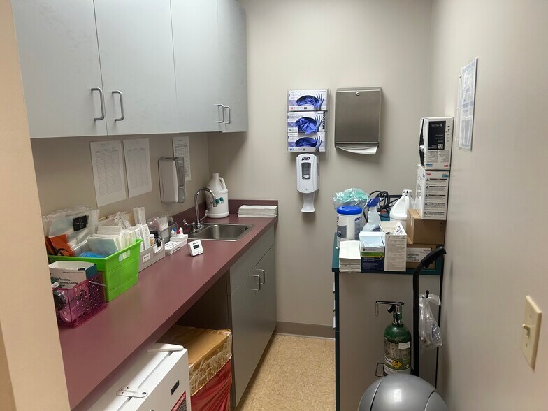 More Photos Of 6 Blackstone Valley Pl, Lincoln Medical For Sale