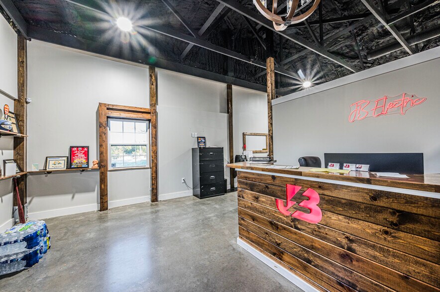 More Photos Of 923 Glen Lily Rd, Bowling Green Office For Sale