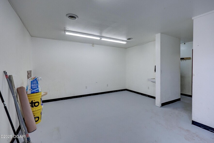 More Photos Of 1221 W 7th St, Joplin Freestanding For Sale