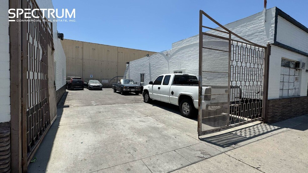 More Photos Of 14516-14524 Arminta St, Panorama City Warehouse For Lease