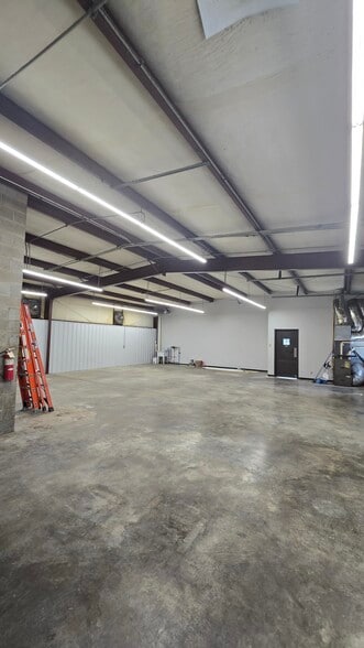More Photos Of 210 S Maple St, Lebanon Warehouse For Lease
