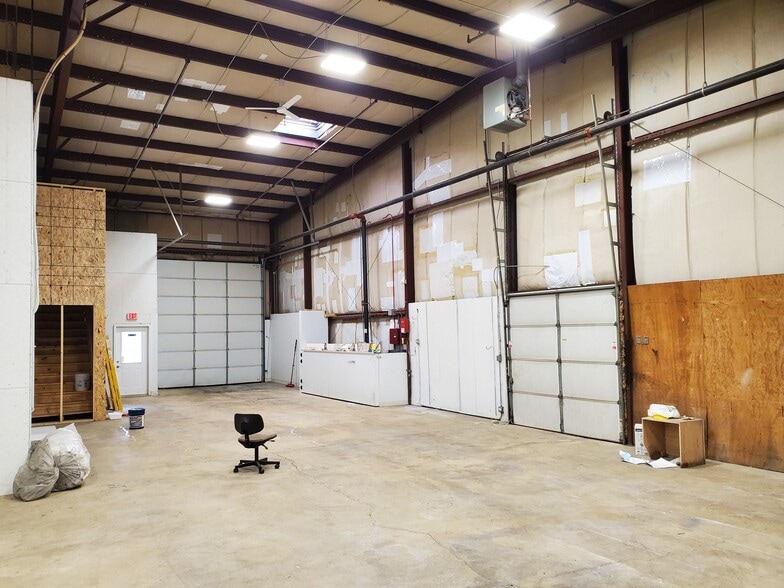 More Photos Of 440 Industrial Dr, Naperville Warehouse For Lease