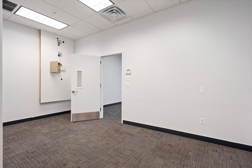 More Photos Of 912 W Bay Ave, Barnegat Storefront For Lease