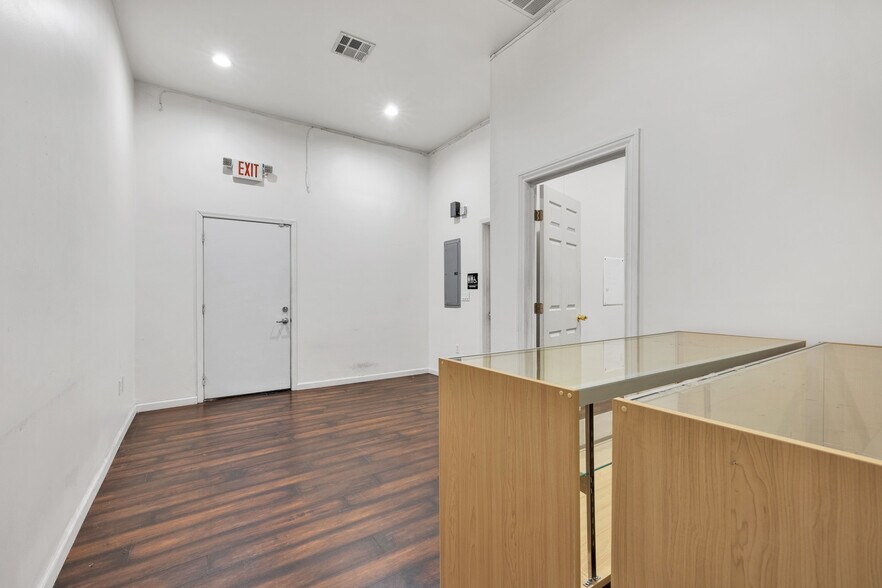 More Photos Of 11119-11123 Burbank Blvd, North Hollywood Storefront Retail Office For Lease