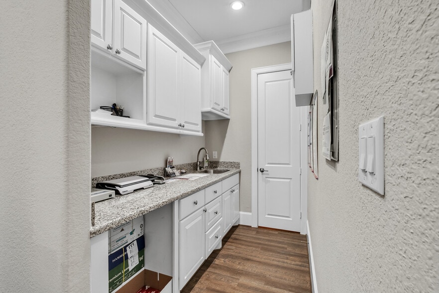 More Photos Of 12262 Queenston Blvd, Houston Unknown For Lease