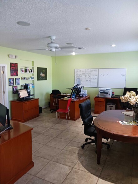 More Photos Of 515 E 27th St, Bradenton Office For Sale