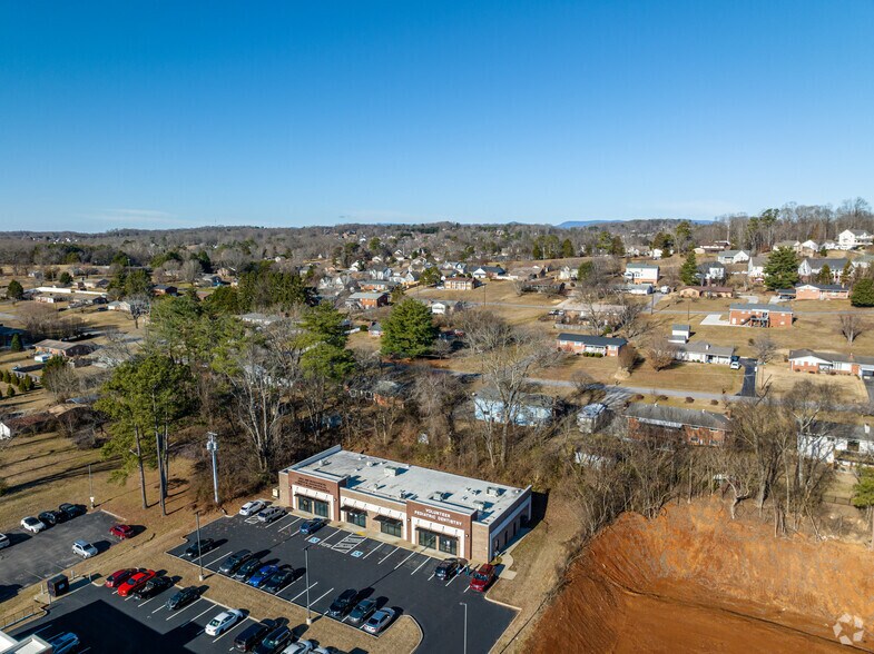 More Photos Of 209 E Emory Rd, Powell Medical For Lease