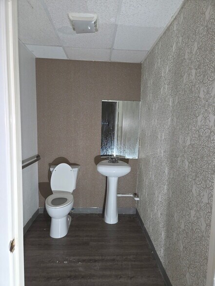 More Photos Of 2704 E Griffin Pkwy, Mission Storefront Retail Office For Lease