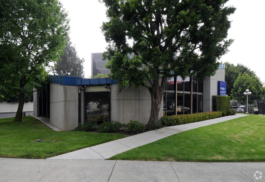 More Photos Of 4333 Wilshire Blvd, Los Angeles Bank For Sale