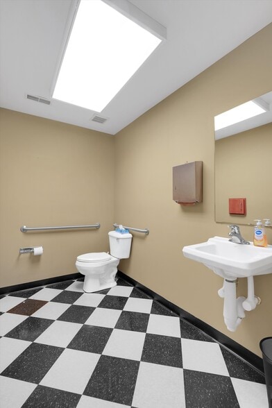 More Photos Of 3208 College Dr, Louisville Office Residential For Lease