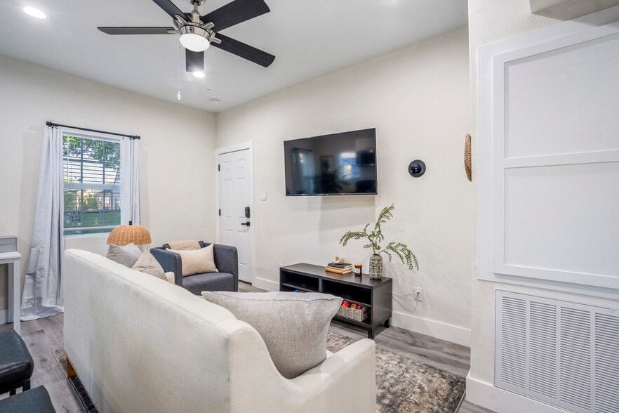More Photos Of 5 Estelle St, Houston Multifamily For Sale