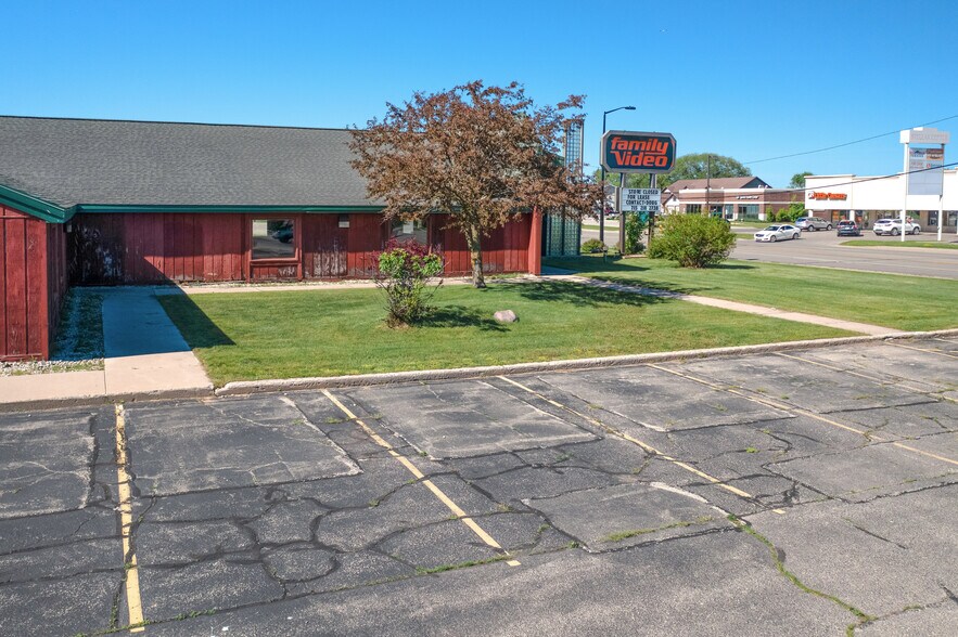 More Photos Of 2305 10th St, Menominee Freestanding For Lease