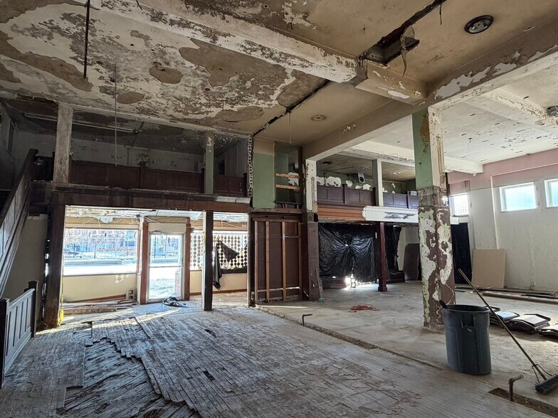 More Photos Of 23 Public Sq, Shelbyville Office For Sale