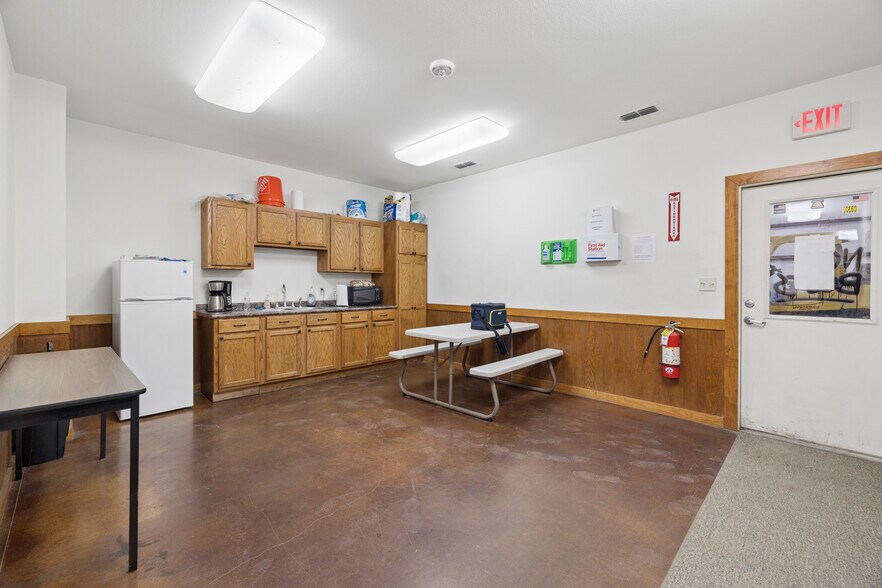 More Photos Of 1510 TX-135, Kilgore Warehouse For Sale