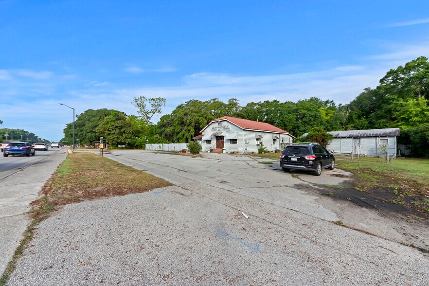More Photos Of 2726 N Us-17 Hwy, Mount Pleasant Freestanding For Sale