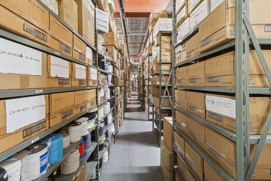More Photos Of 1300 Rue De Louvain O, Montréal Light Manufacturing For Lease