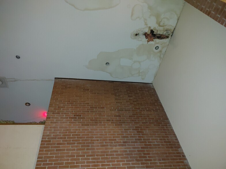 More Photos Of 300 S 3rd, Quincy Hotel For Sale