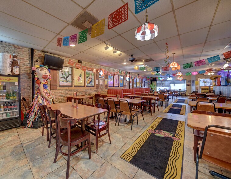 More Photos Of 300 N Bryan Ave, Bryan Restaurant For Sale
