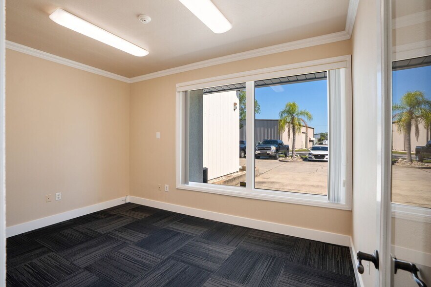 More Photos Of 1734 Apex Rd, Sarasota Warehouse For Lease