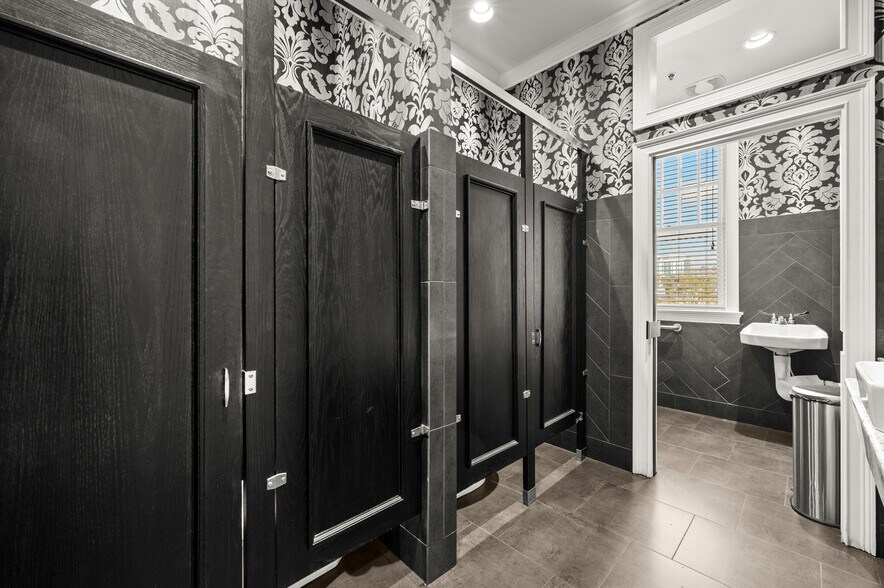 More Photos Of 655 2nd Ave S, Saint Petersburg Restaurant For Sale