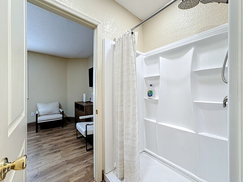 More Photos Of 1007 Manatee Ave, Bradenton Storefront Retail Office For Sale