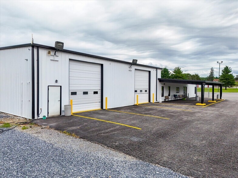 More Photos Of 1062 Mountain View Church Rd, Blue Ridge Flex For Lease