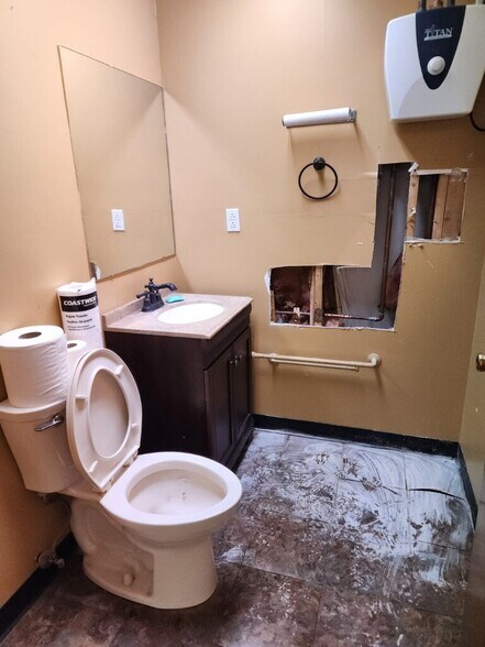 More Photos Of 813 N Broadway, Portland Self Storage For Lease