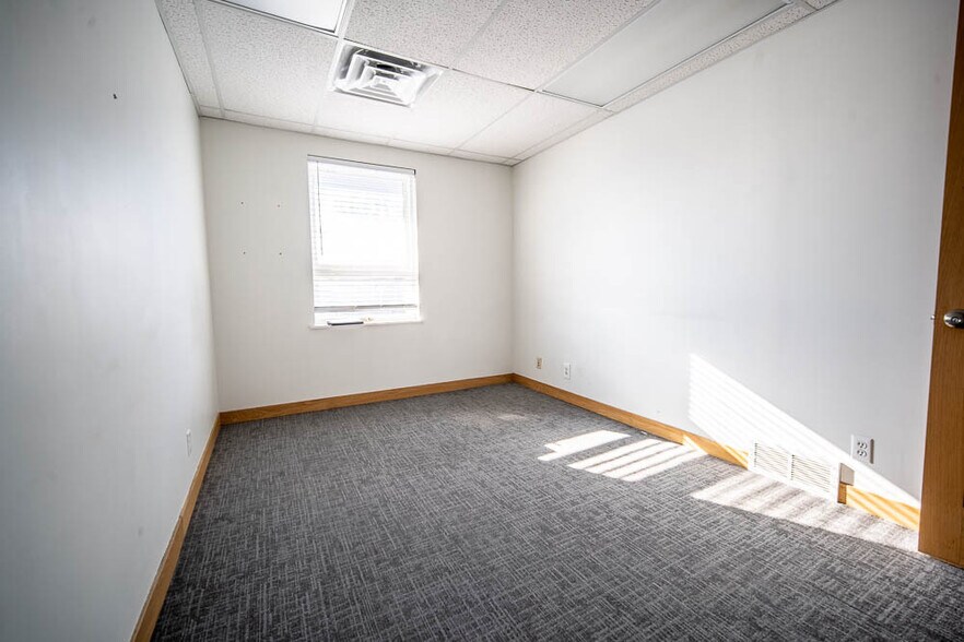 More Photos Of 2504 Ardmore St SE, Grand Rapids Office For Sale