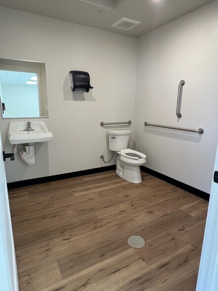 More Photos Of 412 Aplets Way, Cashmere General Retail For Lease