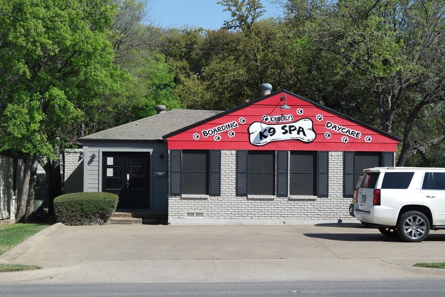 Primary Photo Of 4555 W Lovers Ln, Dallas Freestanding For Lease