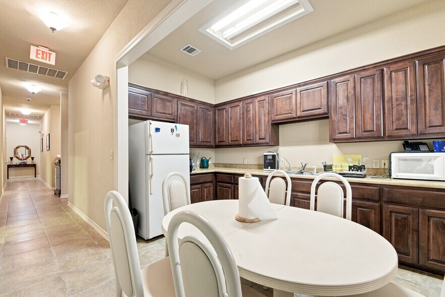More Photos Of 15303 Huebner Rd, San Antonio Office For Lease