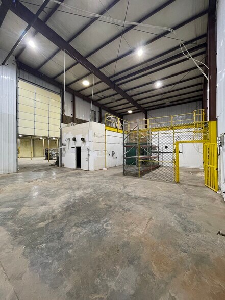 More Photos Of 223-227 S Main St, Wagoner Warehouse For Sale