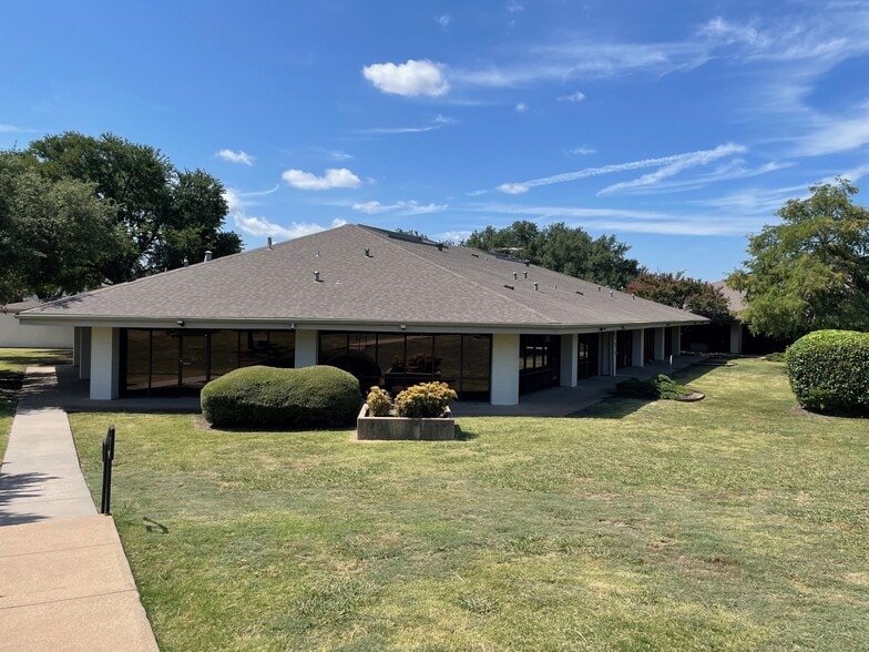 More Photos Of 3900 W 15th St, Plano Medical For Lease
