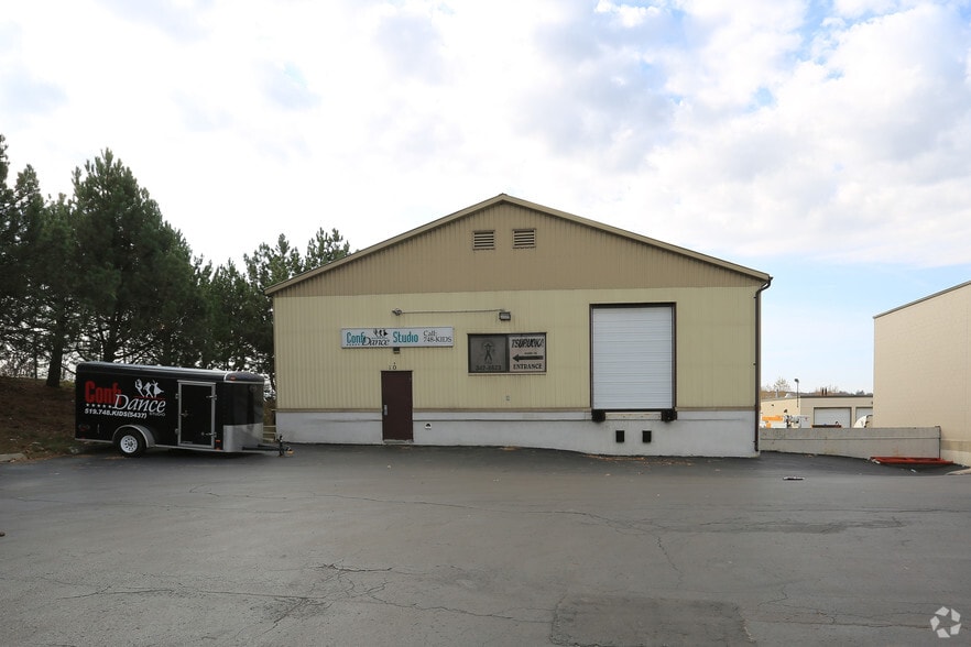 More Photos Of 625 Wabanaki Dr, Kitchener Light Distribution For Lease