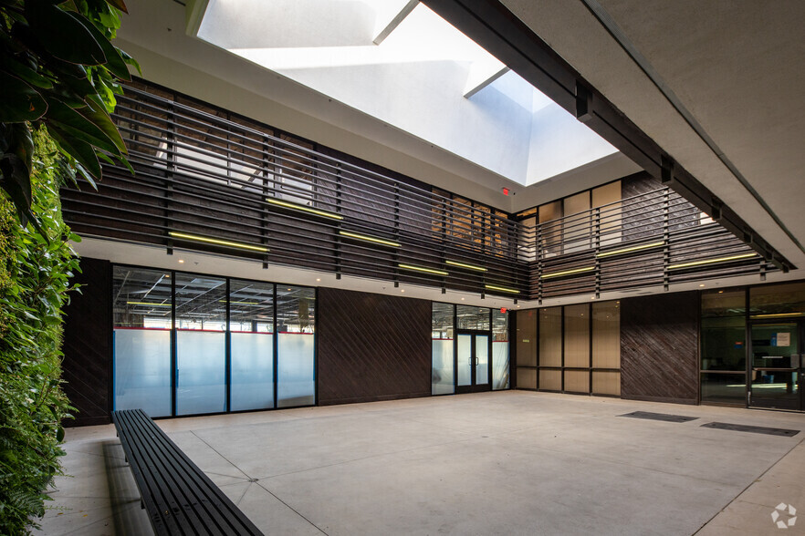 More Photos Of 19500-19510 Ventura Blvd, Tarzana Medical For Lease