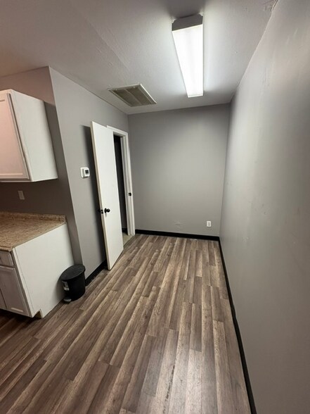 More Photos Of 1210 E 1st St, Humble Light Distribution For Lease