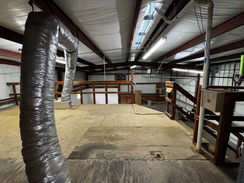 More Photos Of 9123 Thomasville Dr, Houston Warehouse For Lease