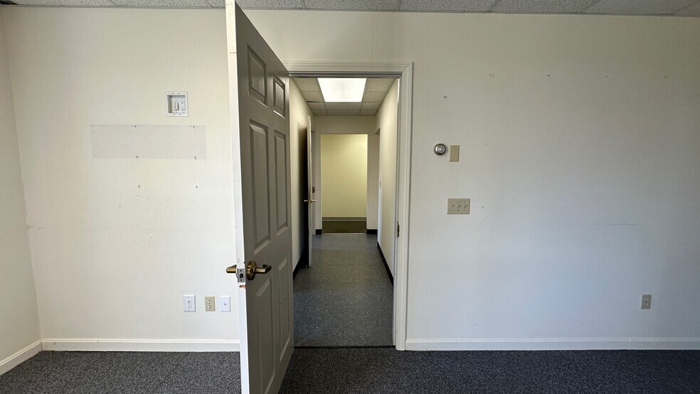 More Photos Of 16 Jan Sebastian Dr, Sandwich Office For Sale