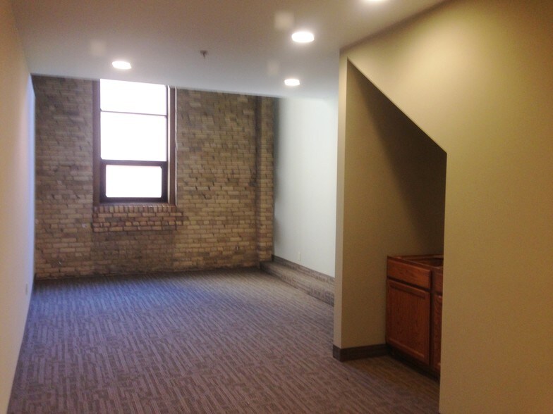 More Photos Of 2324 University Ave W, Saint Paul Loft Creative Space For Lease