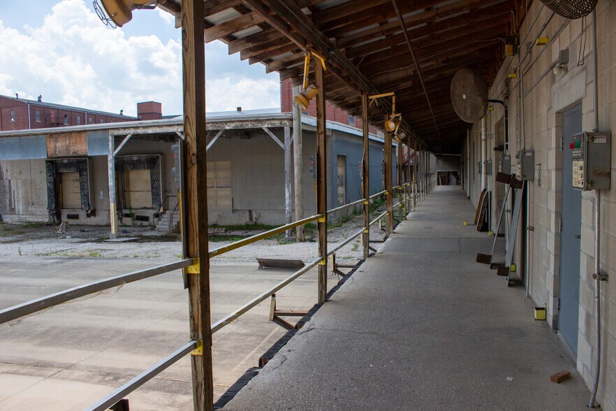 More Photos Of 1224 Mill St, Jasper Manufacturing For Lease