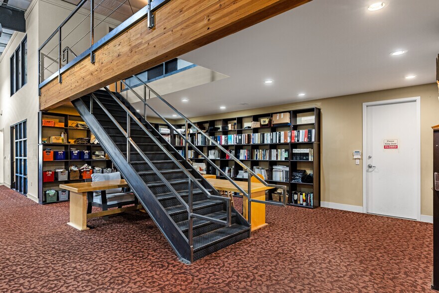 More Photos Of 102 Raley Blvd, Chico Flex For Sale