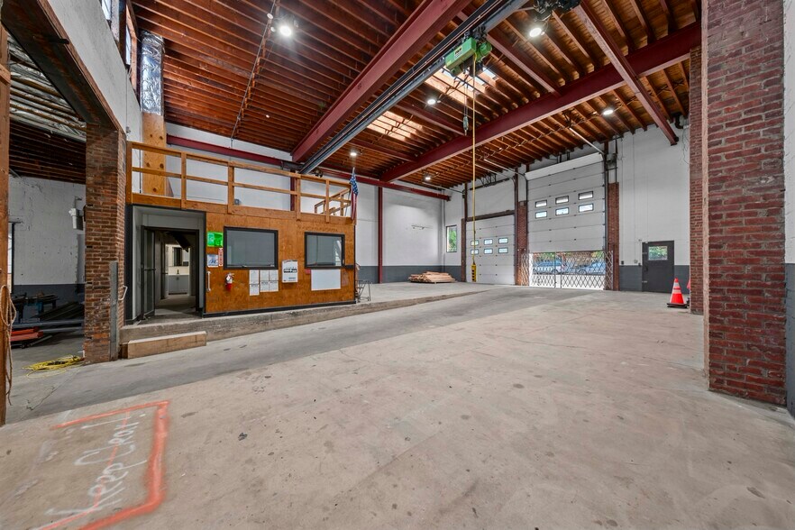 More Photos Of 1050 Elizabeth Ave, Elizabeth Warehouse For Lease