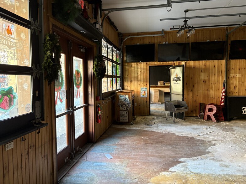 More Photos Of 944 Elm St, Manchester Storefront Retail Office For Lease