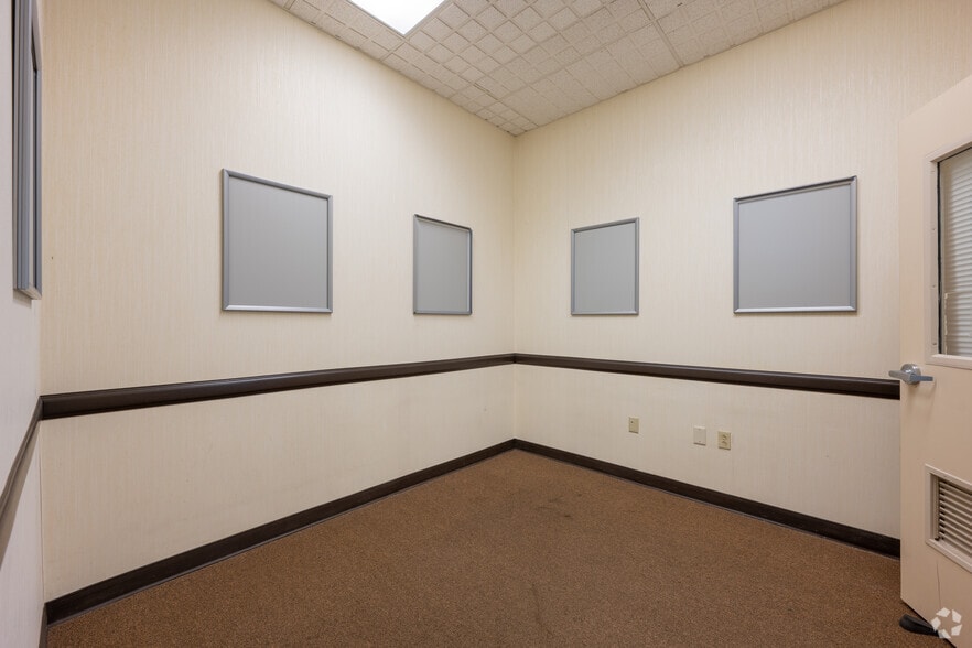 More Photos Of 735 N Water St, Uhrichsville Drugstore For Lease