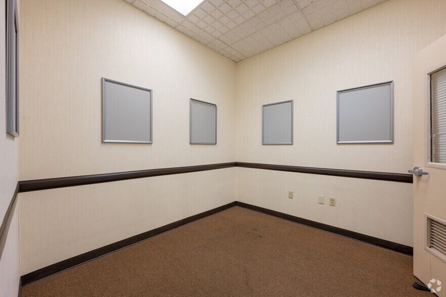 More Photos Of 735 N Water St, Uhrichsville Drugstore For Sale