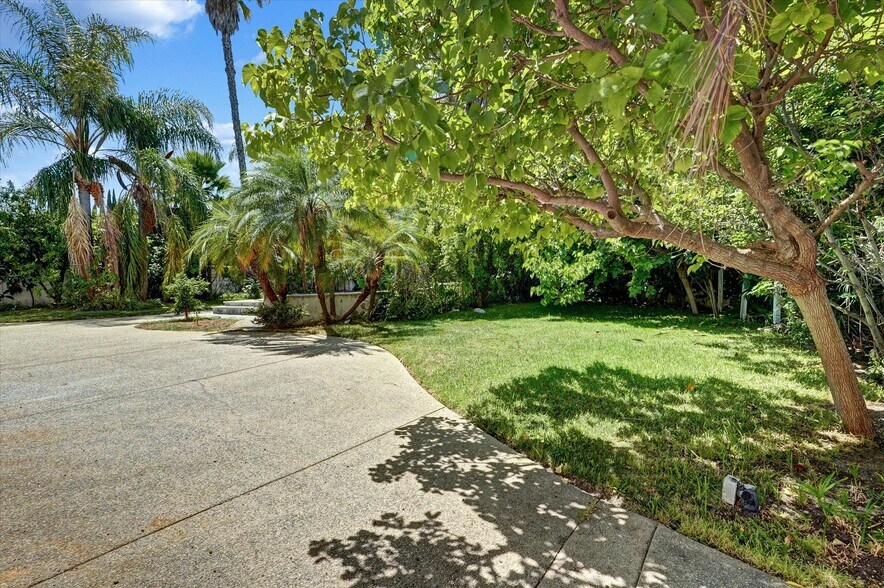 More Photos Of 4623 Hayvenhurst Ave, Encino Apartments For Sale