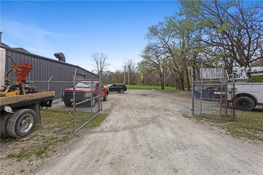 More Photos Of 3709 Pickett Rd, Saint Joseph Auto Repair For Sale