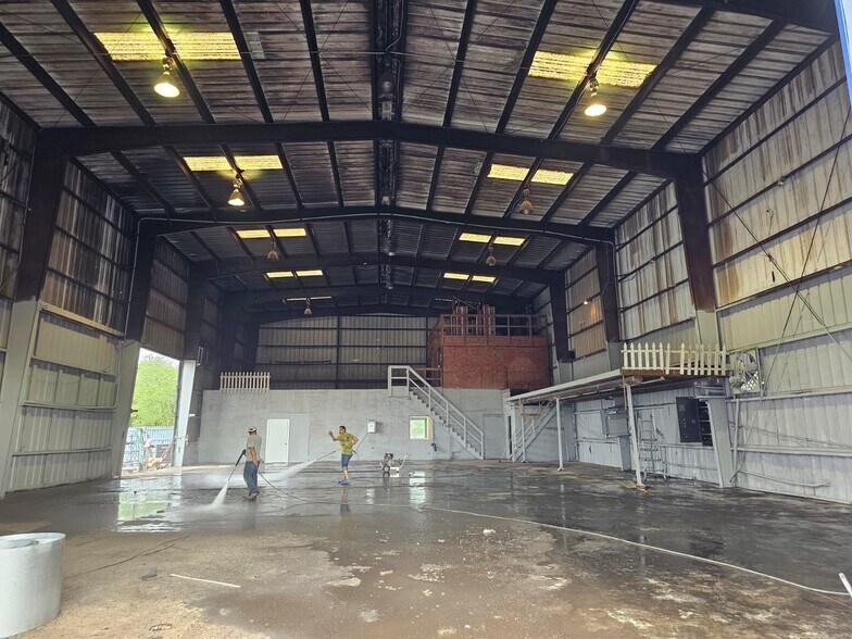 More Photos Of 2102 Orient Rd, Tampa Warehouse For Sale