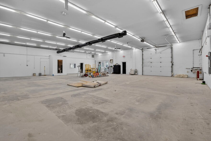 More Photos Of 890 Lafayette Rd, Seabrook Freestanding For Lease